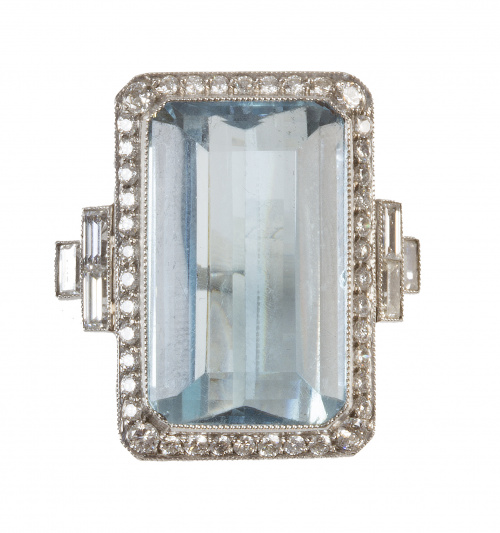Sortija Art-Decó con gran aguamarina de 30 ct orlada de bri