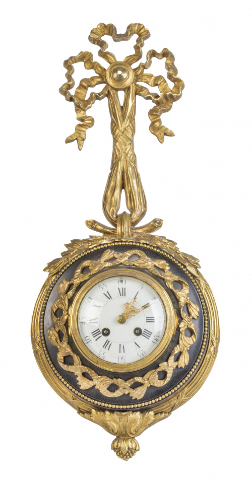 Reloj de pared de estilo Luis XVI de bronce dorado y metal 