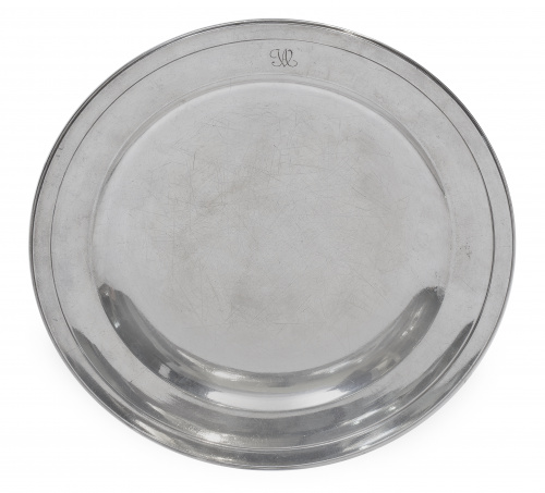 Fuente circular de plata en su color, con marcas.P. Gómez