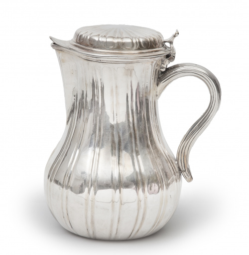 Cafetera con tapa de metal plateado, de decoración estriada