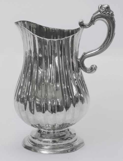 Jarro de decoración acanalada  de plata, asa de "s". Con un