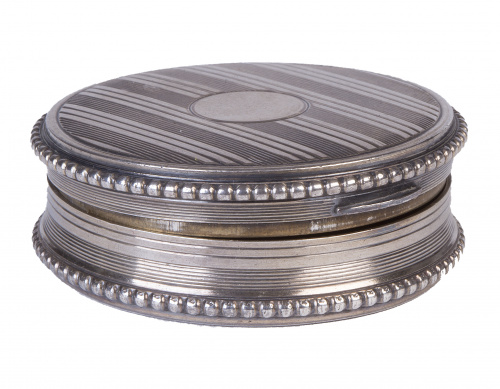 Pastillero en plata de decoración rayada, interior vermeill