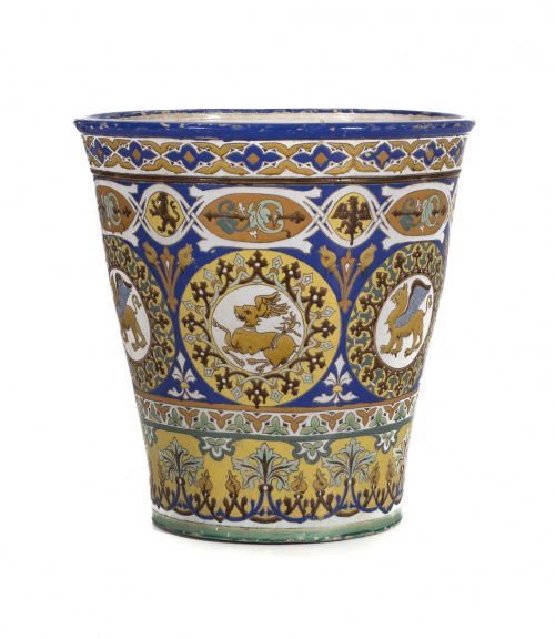 Macetero de cerámica de estilo renacentista.Triana, h, 1900