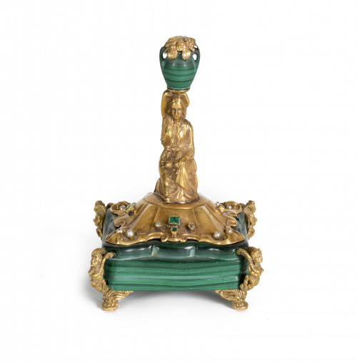 “Dama con cesto”Bronce dorado, malaquita, esmeraldas y per