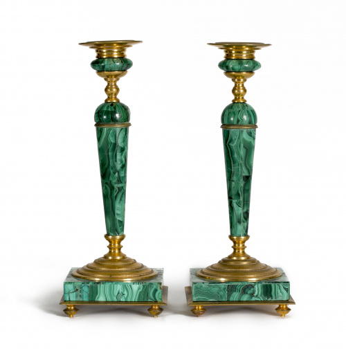 Pareja de candeleros, estilo neoclásico de malaquita y bron