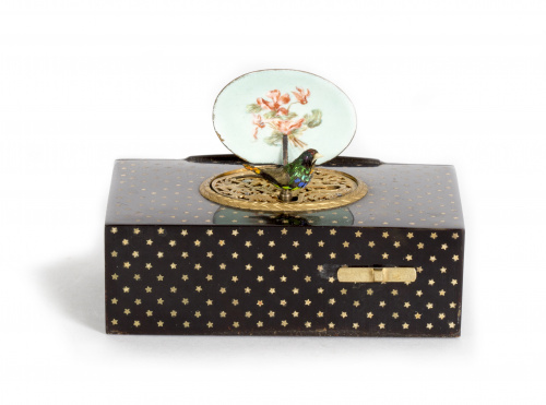 Caja de música autómata con “pajarito cantor”. Trabajo sui