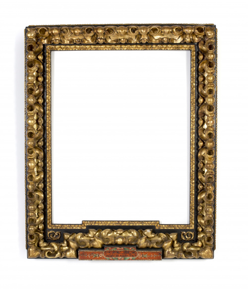 Marco en madera de pino tallado con decoración de hojas car