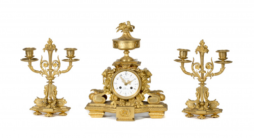Guarnición estilo Luis XV formada por reloj y candelabros e