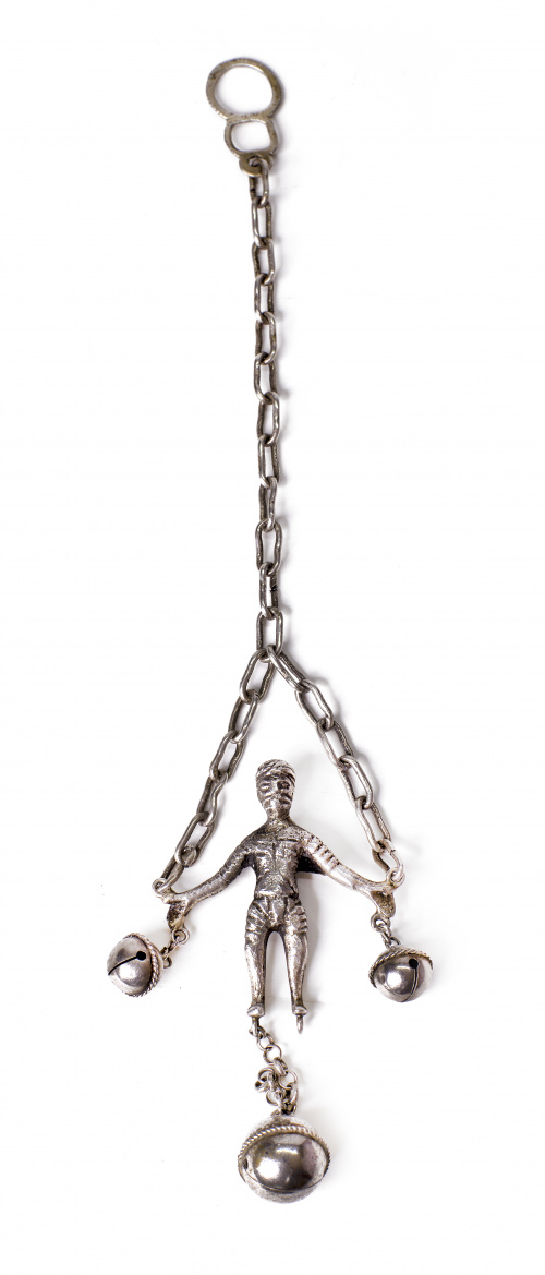 Sonajero de plata con un personaje con turbanteTrabajo esp