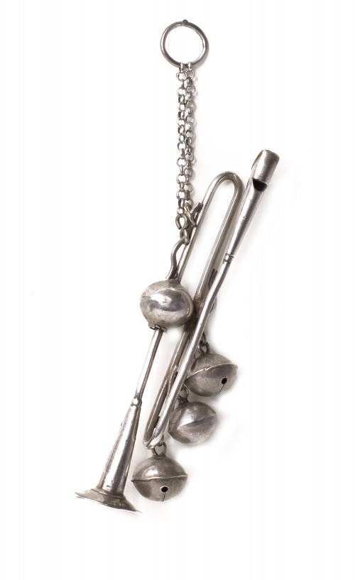 Sonajero de plata en su color con forma de trompón, S. XVII