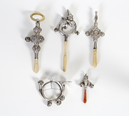 Sonajero de plata en su color con forma de buho y coral.Tr