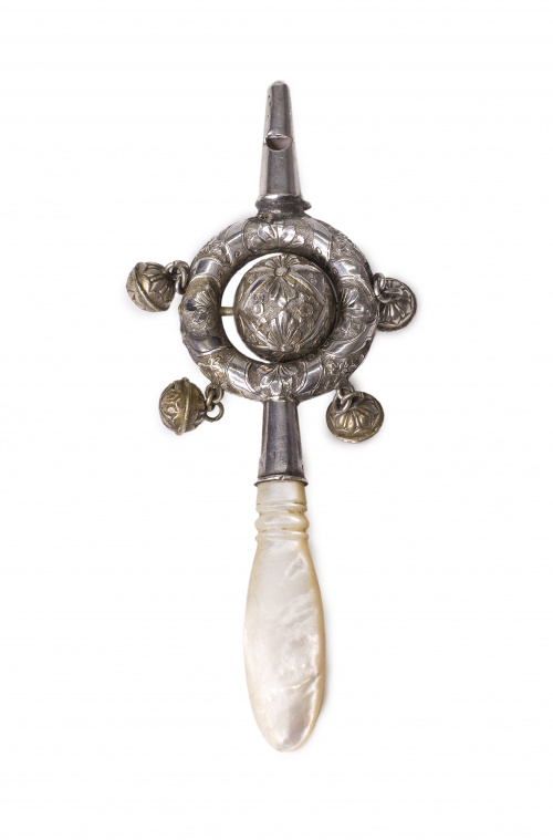Silbato - sonajero de plata de decoración grabada.Inglater