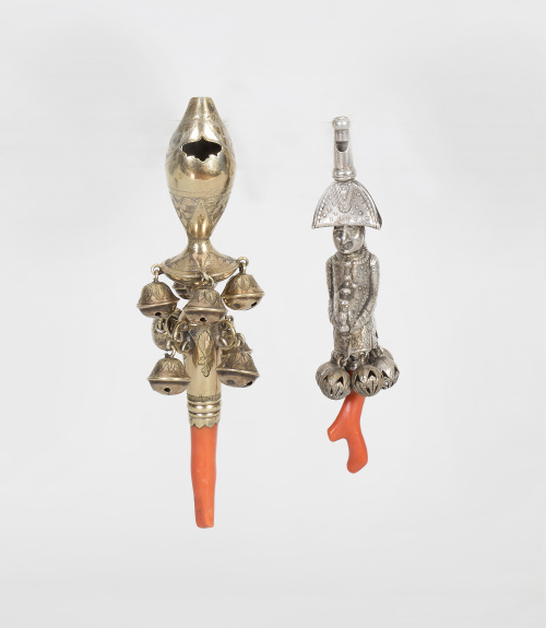 Sonajero y silbato de plata y coral con forma de bufón.Tra