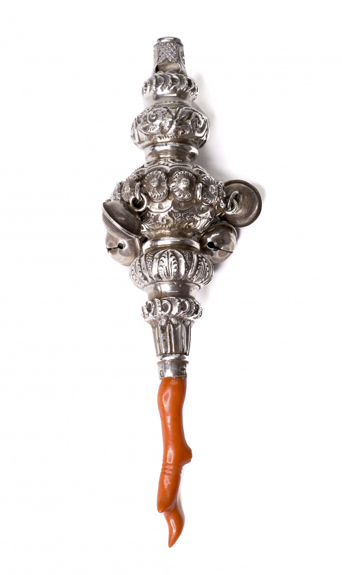Sonajero - silbato victoriano de plata en su color y coral.