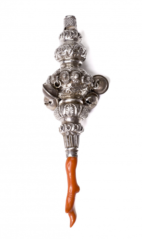 Sonajero - silbato victoriano de plata en su color y coral.