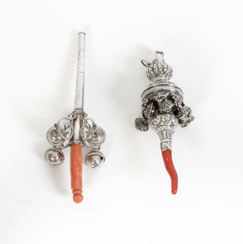 Silbato de niño victoriano de plata repujada y coral, con m