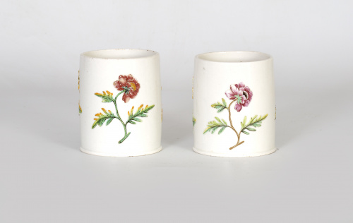 Dos tarros de porcelana con flores en relieve. Con marcas.