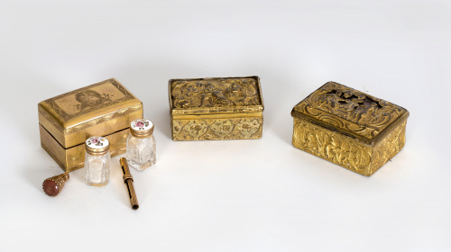 Caja de tocador de bronce de decoración grabada en la tapa.