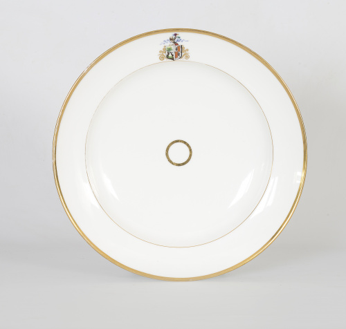 Plato blasonado de porcelana esmaltada y dorada a fuego.Pa