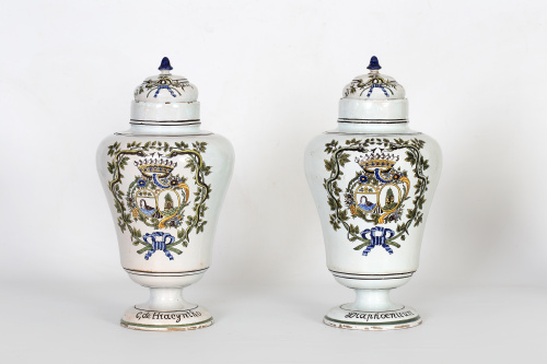 Dos tarros con tapa de cerámica esmaltada con escudo corona