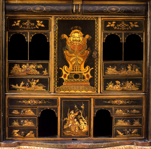 Cabinet en forma de pagoda, en madera lacada en negro con d