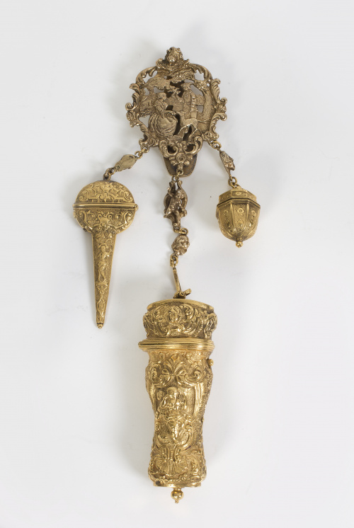 “Chatelaine”  de plata sobre dorada.Trabajo francés, segun