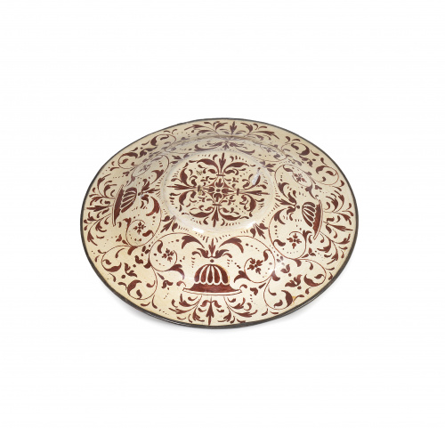 Plato de metal con decoración de esmalte, con escenas mitol