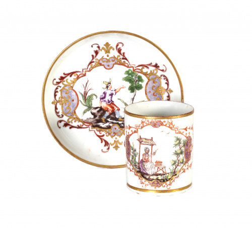 Taza y plato de porcelana esmaltada con dos campesinos entr