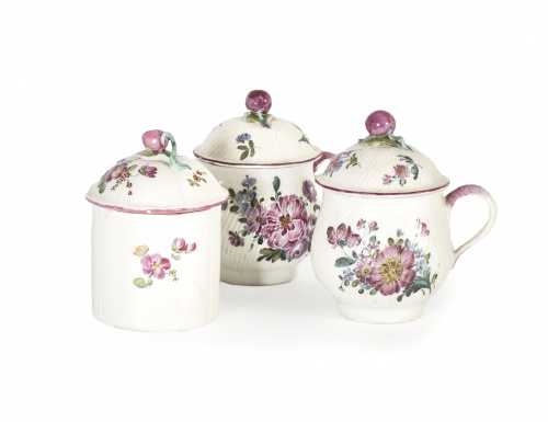 Tres “pot à crème” de porcelana esmaltada decoradas con flo