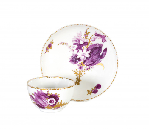 Taza y plato esmaltado en lila y dorado, con ramilletesMei