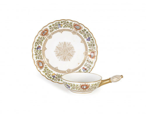 Taza y plato de porcelana esmaltada y dorada con flores.Sé
