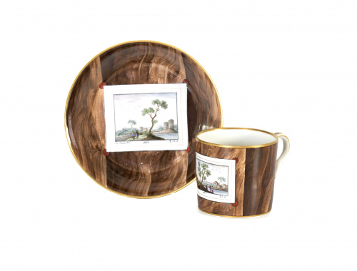 Taza y plato de porcelana esmaltada y dorada en trampantojo