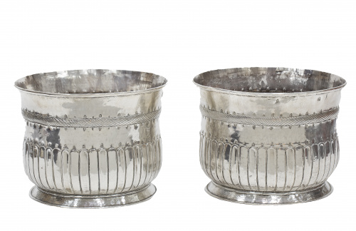 Pareja de maceteros de plata decoración de hojas y sogueado