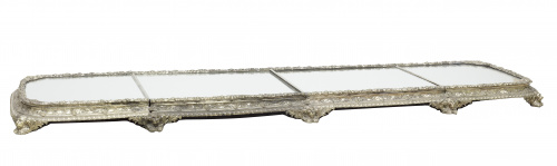 “Sourtout de table” de metal plateado, formado por cuatro p