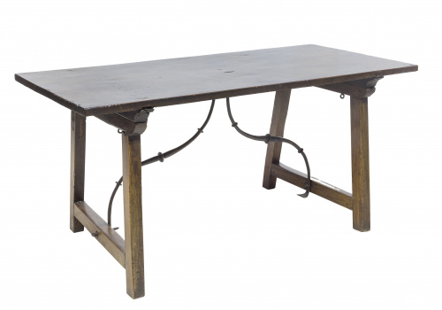 Bufete en madera de nogal con fiadores de hierro.Castilla,