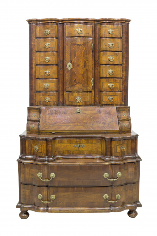 “Schreibschrank” en nogal con marquetería geométrica y flor