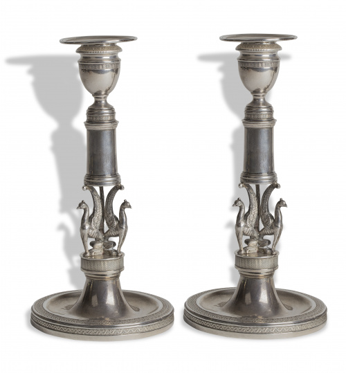 Par de candeleros de plata torneada, fundida y troquelada, 