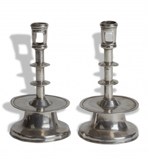 Pareja de candeleros de plata en su color color, con marcas