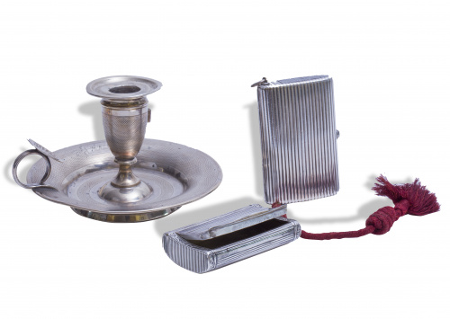 Cerillero de plata con decoración de estrías y cenefas de f