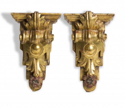 Dos ménsulas de madera tallada y dorada.  Trabajo francés