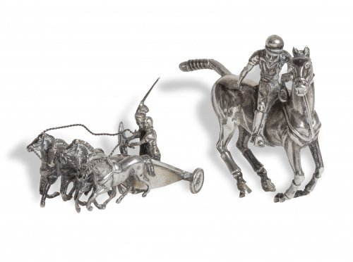 Figura de jinete montando a caballo en plata y pequeña cuád