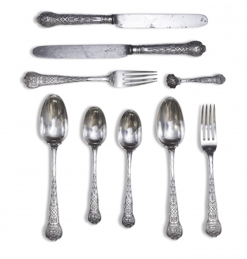 Juego de cubiertos de plata en su color, marcados. George