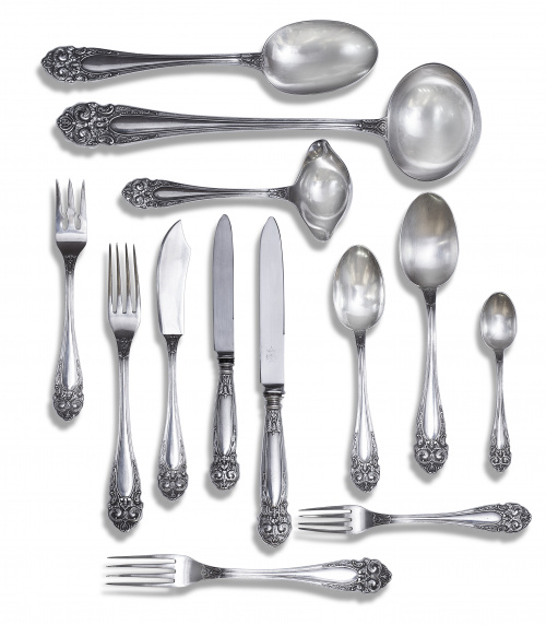 Parte de cubertería de plata en su color decoración relevad