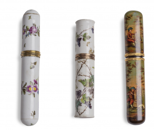 Alfiletero de porcelana esmaltada con cenefas de flores.Tr