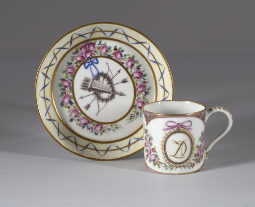Plato y taza* de porcelana de pasta tierna ambas con decora