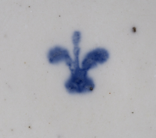 Plato de porcelana esmaltada y dorada, alero decorado con f