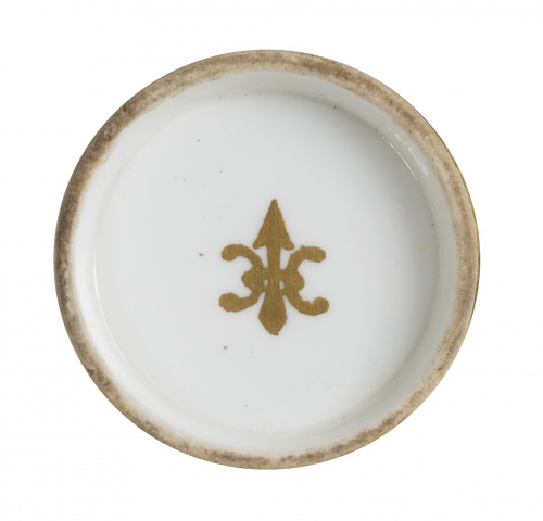 Plato y jícara*  de porcelana esmaltada, reserva con una mi