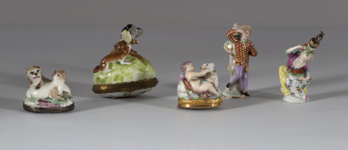Esenciero de porcelana esmaltada, modelada con figura femen