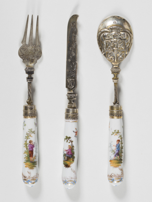 Cuchara, cuchillo y tenedor en plata (con restos de dorado)