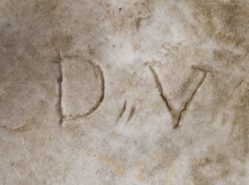 Figura de felino de porcelana esmaltada de blanco, que apoy